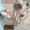 Máquina de diálisis renal conectada a un paciente