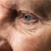 Ojo de persona mayor visto de perfil