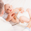 Pediatra examinando a un bebé con un fonendo
