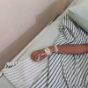 Infusión en la mano de un niño en la cama de un hospital