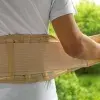 persona ajustándose una faja lumbar
