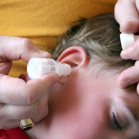 Instilación de gotas en el oído de un niño