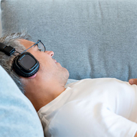 Hombre durmiendo con cascos de escuchar música