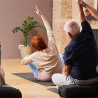 Adultos y personas mayores en una clase de yoga