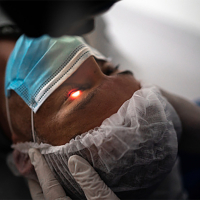 Paciente en una cirugía ocular