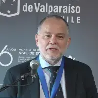 Gerard Urrútia leyendo su discurso tras la entrega del doctorado "honoris causa"