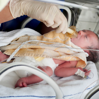 Bebé recién nacido en incubadora