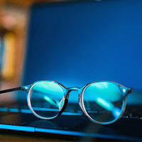 El filtro azul de las gafas no protege los ojos del daño por el uso de  pantallas