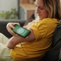 Mujer controlando sus niveles de glucosa