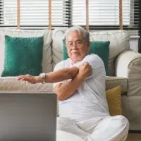 Persona adulta haciendo ejercicios de rehabilitación 