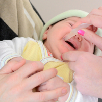 Bebé recibiendo una vacuna oral