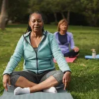 mujer practicando yoga 