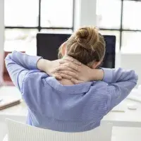 mujer estirando en oficina