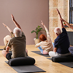 Adultos y personas mayores haciendo yoga