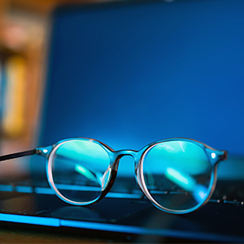 Gafas para la luz azul de pantallas, no protegen de daños oculares